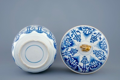 Un pot couvert en porcelaine de Chine bleu et blanc, Kangxi