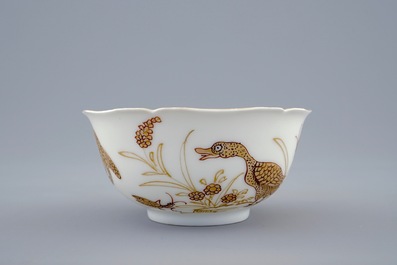 Een Chinese kop en schotel met verguld decor van eenden en insecten, Yongzheng, 1723-1735