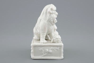 Un porte-encens en porcelaine blanc de Chine en forme de lion bouddhiste, 18/19&egrave;me