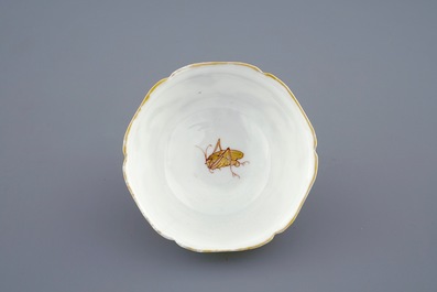 Een Chinese kop en schotel met verguld decor van eenden en insecten, Yongzheng, 1723-1735
