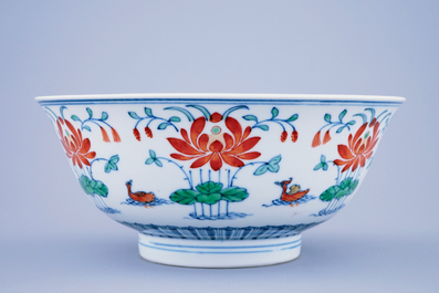 Un bol en porcelaine de Chine doucai aux canards mandarins, marque et prob. &eacute;poque de Qianlong