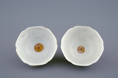 Une paire de tasses et soucoupes en porcelaine de Chine grisaille et dor&eacute; aux insectes parmis fleurs, Yongzheng, 1723-1735
