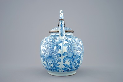 Une th&eacute;i&egrave;re en porcelaine de Chine bleu et blanc mont&eacute;e en argent, Ming, Wanli, 1573-1619