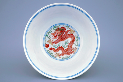 Un bol au dragon et ph&eacute;nix en porcelaine de Chine wucai, marque et p&eacute;riode de Daoguang