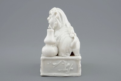 Un porte-encens en porcelaine blanc de Chine en forme de lion bouddhiste, 18/19&egrave;me