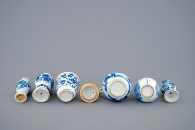 Un lot de 6 pi&egrave;ces en porcelaine de Chine bleu et blanc, Kangxi