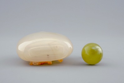 A fine Chinese agate snuff bottle with Liu Hai, 18/19th C.