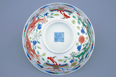 Un bol au dragon et ph&eacute;nix en porcelaine de Chine wucai, marque et p&eacute;riode de Daoguang