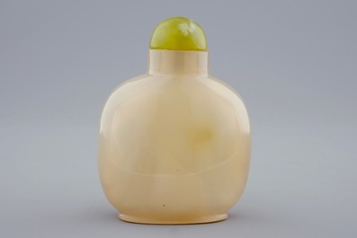 A fine Chinese agate snuff bottle with Liu Hai, 18/19th C.