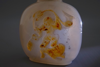 A fine Chinese agate snuff bottle with Liu Hai, 18/19th C.