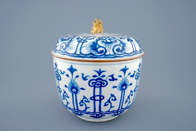 Un pot couvert en porcelaine de Chine bleu et blanc, Kangxi
