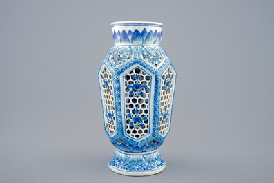 Een Chinese blauw-witte dubbelwandige opengewerkte vaas, Transitie periode, 1620-1683