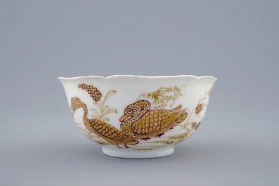 Een Chinese kop en schotel met verguld decor van eenden en insecten, Yongzheng, 1723-1735