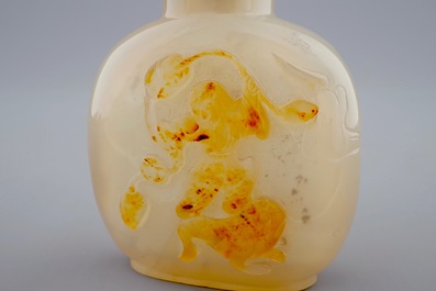 A fine Chinese agate snuff bottle with Liu Hai, 18/19th C.