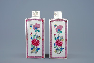 Een paar vierkante Chinese famille rose theebussen met deksels, Yongzheng, 1723-1735