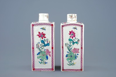 Een paar vierkante Chinese famille rose theebussen met deksels, Yongzheng, 1723-1735