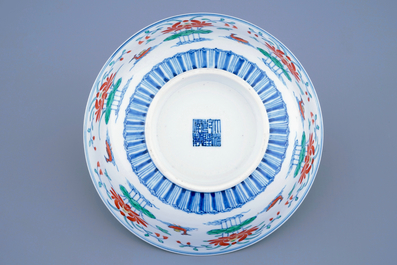 Un bol en porcelaine de Chine doucai aux canards mandarins, marque et prob. &eacute;poque de Qianlong