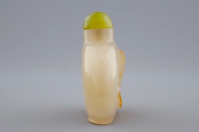 A fine Chinese agate snuff bottle with Liu Hai, 18/19th C.