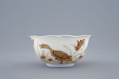Une tasse et soucoupe en porcelaine de Chine &agrave; d&eacute;cor dor&eacute; de canards et insectes, Yongzheng, 1723-1735