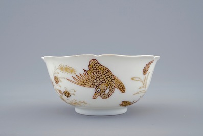 Een Chinese kop en schotel met verguld decor van eenden en insecten, Yongzheng, 1723-1735