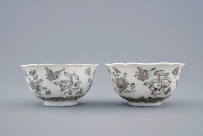 Une paire de tasses et soucoupes en porcelaine de Chine grisaille et dor&eacute; aux insectes parmis fleurs, Yongzheng, 1723-1735