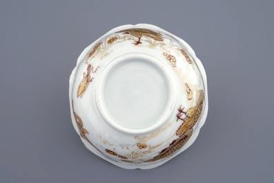 Une tasse et soucoupe en porcelaine de Chine &agrave; d&eacute;cor dor&eacute; de canards et insectes, Yongzheng, 1723-1735