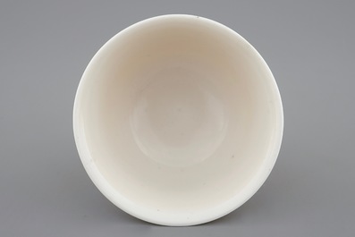 Een Chinees blanc de Chine Dehua kopje, Kangxi