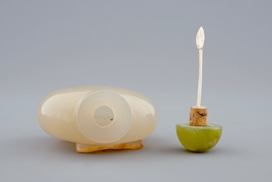 A fine Chinese agate snuff bottle with Liu Hai, 18/19th C.