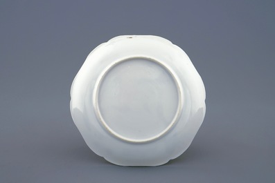 Une tasse et soucoupe en porcelaine de Chine &agrave; d&eacute;cor dor&eacute; de canards et insectes, Yongzheng, 1723-1735
