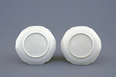 Une paire de tasses et soucoupes en porcelaine de Chine grisaille et dor&eacute; aux insectes parmis fleurs, Yongzheng, 1723-1735