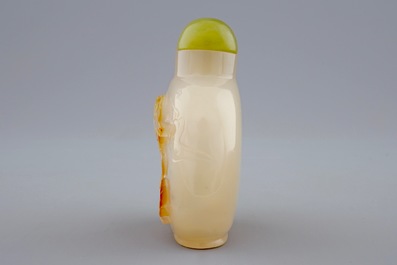A fine Chinese agate snuff bottle with Liu Hai, 18/19th C.