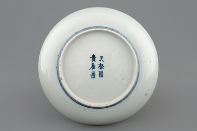 Een Chinees blauw-wit diep bord met pauwen, Ming Dynastie