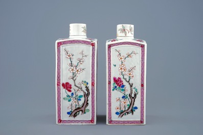 Een paar vierkante Chinese famille rose theebussen met deksels, Yongzheng, 1723-1735