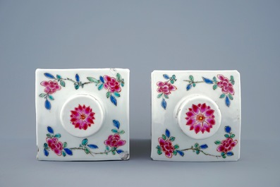 Een paar vierkante Chinese famille rose theebussen met deksels, Yongzheng, 1723-1735