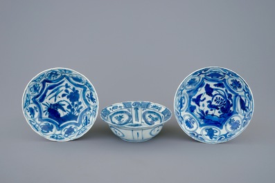 A blue and white Chinese kraak porcelain klapmuts bowl and 2 plates, Wanli, 1573-1619
