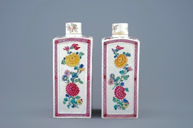 Een paar vierkante Chinese famille rose theebussen met deksels, Yongzheng, 1723-1735