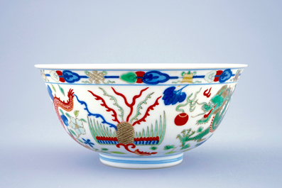 Un bol au dragon et ph&eacute;nix en porcelaine de Chine wucai, marque et p&eacute;riode de Daoguang