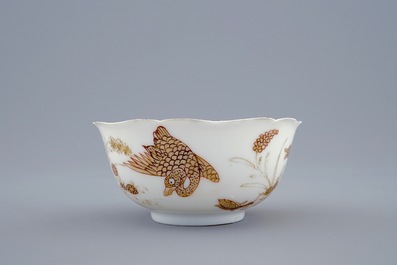 Une tasse et soucoupe en porcelaine de Chine &agrave; d&eacute;cor dor&eacute; de canards et insectes, Yongzheng, 1723-1735