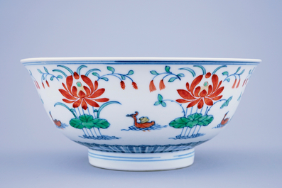 Un bol en porcelaine de Chine doucai aux canards mandarins, marque et prob. &eacute;poque de Qianlong