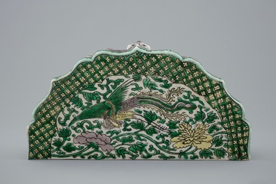 Un socle en biscuit aux &eacute;maux famille verte au ph&eacute;nix, Kangxi