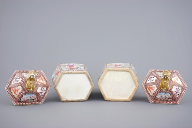Een paar hexagonale Chinese famille rose dekselvazen met mandarijns decor, 18e eeuw