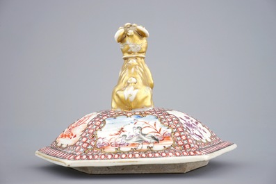 Een paar hexagonale Chinese famille rose dekselvazen met mandarijns decor, 18e eeuw
