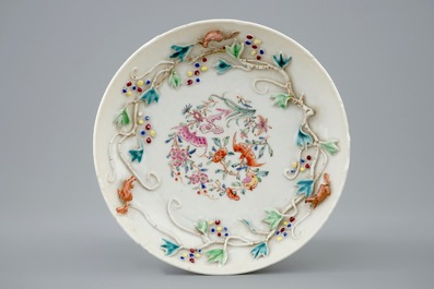 Une tasse et soucoupe en porcelaine de Chine famille rose &agrave; d&eacute;cor en relief d'&eacute;cureuils, Yongzheng, 1723-1735
