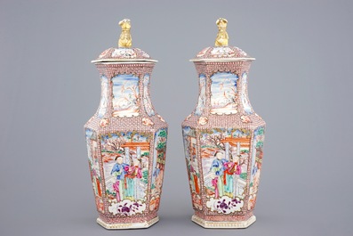 Een paar hexagonale Chinese famille rose dekselvazen met mandarijns decor, 18e eeuw