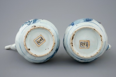 Une paire d'aigui&egrave;res en porcelaine de Chine bleu et blanc, Dynastie Ming, Wanli, 1573-1619