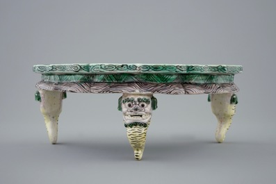 Un socle en biscuit aux &eacute;maux famille verte au ph&eacute;nix, Kangxi