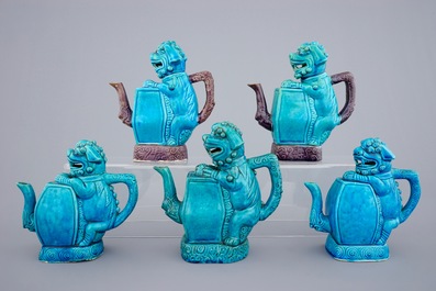 Een lot van 5 Chinese cadogan theepotten in de vorm van boeddhistische leeuwen, Republiek, 20e eeuw