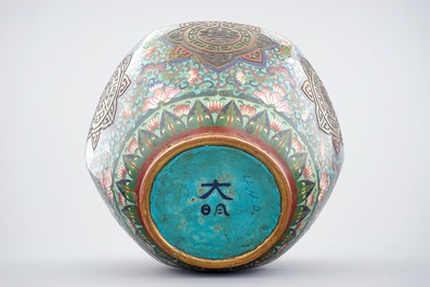 A Chinese cloisonne jardiniere, 18/19th C.