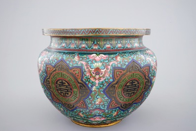 A Chinese cloisonne jardiniere, 18/19th C.