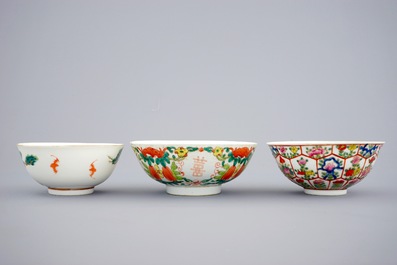 Een lot van 10 diverse Chinese famille rose en Bencharong kommen, 19/20e eeuw